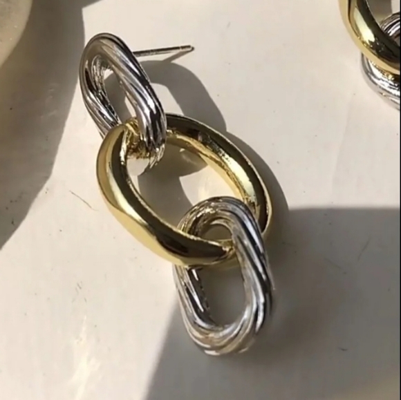 2 TONE chunky Paperclip style EARRINGS 📎 - Picture 2 of 4